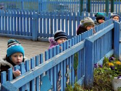 Маленькие дети-сироты в Доме малютки во время прогулки. Фото: Анатолий Жданов / Коммерсант