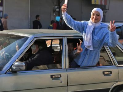 Сирийцы празднуют победу революции. Фото: t.me/brieflyru Сирийцы празднуют победу революции. Фото: t.me/brieflyru